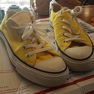 Like new Yellow low top Converse Chucks